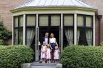 Wassernaar 5 juni 2010
Fotouurtje met Prinses Maxima Amalia Alexia Ariane en Prins Willem Alexander in de tuin van hun huis op de Horsten.
Peter Smulders bv