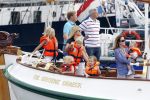 Amsterdam 21 augustus 2010
Prins Willem Alkexander met de groende Draeck bij sail. Prinses Maxima Prinses Amalia Ariane en Alexia zijn er ook bij. Ook is er een kindermeisje bij. Ze voeren onder begeleiding van meerdere politie boten
Peter Smulders bv