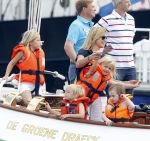Amsterdam 21 augustus 2010
Prins Willem Alkexander met de groende Draeck bij sail. Prinses Maxima Prinses Amalia Ariane en Alexia zijn er ook bij. Ook is er een kindermeisje bij. Ze voeren onder begeleiding van meerdere politie boten
Peter Smulders bv