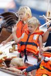 Amsterdam 21 augustus 2010
Prins Willem Alkexander met de groende Draeck bij sail. Prinses Maxima Prinses Amalia Ariane en Alexia zijn er ook bij. Ook is er een kindermeisje bij. Ze voeren onder begeleiding van meerdere politie boten
Peter Smulders bv