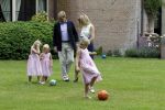 Wassernaar 5 juni 2010
Fotouurtje met Prinses Maxima Amalia Alexia Ariane en Prins Willem Alexander in de tuin van hun huis op de Horsten.
Peter Smulders bv