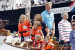 Amsterdam 21 augustus 2010
Prins Willem Alkexander met de groende Draeck bij sail. Prinses Maxima Prinses Amalia Ariane en Alexia zijn er ook bij. Ook is er een kindermeisje bij. Ze voeren onder begeleiding van meerdere politie boten
Peter Smulders bv