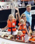 Amsterdam 21 augustus 2010
Prins Willem Alkexander met de groende Draeck bij sail. Prinses Maxima Prinses Amalia Ariane en Alexia zijn er ook bij. Ook is er een kindermeisje bij. Ze voeren onder begeleiding van meerdere politie boten
Peter Smulders bv