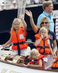 Amsterdam 21 augustus 2010
Prins Willem Alkexander met de groende Draeck bij sail. Prinses Maxima Prinses Amalia Ariane en Alexia zijn er ook bij. Ook is er een kindermeisje bij. Ze voeren onder begeleiding van meerdere politie boten
Peter Smulders bv