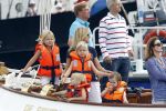 Amsterdam 21 augustus 2010
Prins Willem Alkexander met de groende Draeck bij sail. Prinses Maxima Prinses Amalia Ariane en Alexia zijn er ook bij. Ook is er een kindermeisje bij. Ze voeren onder begeleiding van meerdere politie boten
Peter Smulders bv