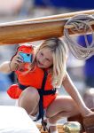 Amsterdam 21 augustus 2010
Prins Willem Alkexander met de groende Draeck bij sail. Prinses Maxima Prinses Amalia Ariane en Alexia zijn er ook bij. Ook is er een kindermeisje bij. Ze voeren onder begeleiding van meerdere politie boten
Peter Smulders bv