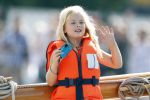Amsterdam 21 augustus 2010
Prins Willem Alkexander met de groende Draeck bij sail. Prinses Maxima Prinses Amalia Ariane en Alexia zijn er ook bij. Ook is er een kindermeisje bij. Ze voeren onder begeleiding van meerdere politie boten
Peter Smulders bv