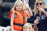 Amsterdam 21 augustus 2010
Prins Willem Alkexander met de groende Draeck bij sail. Prinses Maxima Prinses Amalia Ariane en Alexia zijn er ook bij. Ook is er een kindermeisje bij. Ze voeren onder begeleiding van meerdere politie boten
Peter Smulders bv