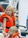 Amsterdam 21 augustus 2010
Prins Willem Alkexander met de groende Draeck bij sail. Prinses Maxima Prinses Amalia Ariane en Alexia zijn er ook bij. Ook is er een kindermeisje bij. Ze voeren onder begeleiding van meerdere politie boten
Peter Smulders bv