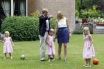 Wassernaar 5 juni 2010
Fotouurtje met Prinses Maxima Amalia Alexia Ariane en Prins Willem Alexander in de tuin van hun huis op de Horsten.
Peter Smulders bv
