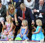 Tiel, 11 September 2010
50e maal FruitCorso met als gasten
Prins Willem Alexander, Prinses Maxima, Prinses Amalia, Prinses Alexia en Prinses Ariane
Foto Peter Smulders BV