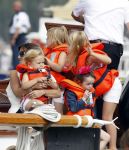 Amsterdam 21 augustus 2010
Prins Willem Alkexander met de groende Draeck bij sail. Prinses Maxima Prinses Amalia Ariane en Alexia zijn er ook bij. Ook is er een kindermeisje bij. Ze voeren onder begeleiding van meerdere politie boten
Peter Smulders bv