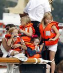 Amsterdam 21 augustus 2010
Prins Willem Alkexander met de groende Draeck bij sail. Prinses Maxima Prinses Amalia Ariane en Alexia zijn er ook bij. Ook is er een kindermeisje bij. Ze voeren onder begeleiding van meerdere politie boten
Peter Smulders bv