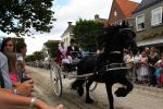 Joure, 28 Juli 2010
Rinrijderij ( ringsteken ) met het friese tuigpaard in authentieke sjezen.
De mensen zijn gekleed in 19e eeuws Friese kleding en zij strijden tenslotte om de Zilveren Zweep
Foto Peter Smulders BV