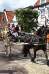 Joure, 28 Juli 2010
Rinrijderij ( ringsteken ) met het friese tuigpaard in authentieke sjezen.
De mensen zijn gekleed in 19e eeuws Friese kleding en zij strijden tenslotte om de Zilveren Zweep
Foto Peter Smulders BV