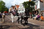 Joure, 28 Juli 2010
Rinrijderij ( ringsteken ) met het friese tuigpaard in authentieke sjezen.
De mensen zijn gekleed in 19e eeuws Friese kleding en zij strijden tenslotte om de Zilveren Zweep
Foto Peter Smulders BV