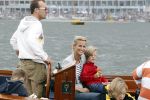 Amsterdam 21 augustus 2010
Sjimmy Bruijninckx met man (oranje witte trui) en kinderen en vrienden bij sail.
Peter Smulders bv