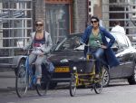 Amsterdam 24 augustus 2010
Susan Visser met dochter op de fiets.
Peter Smulders bv