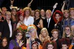 Utrecht 3 september 2010
Premiere We will rock you in het beatrix theater. De cast met oa John Vooijs Pia Douwes Marjolein Teepen Charly Luske en Brian May en Roger Tailer
Peter Smulders bv