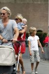 Weesp 3 juli 2010
Wendy v Dijk met Sem en Lizzy en Erland Galjaard op terras en op de boot.
Peter Smulders bv