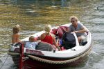 Weesp 3 juli 2010
Wendy v Dijk met Sem en Lizzy en Erland Galjaard op terras en op de boot.
Peter Smulders bv