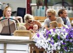 Weesp 3 juli 2010
Wendy v Dijk met Sem en Lizzy en Erland Galjaard op terras en op de boot.
Peter Smulders bv
