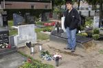 Eindhoven, 13 September 2011
De Eindhovense zanger Andy de Witt (Ad v d Hurk), die zijn DNA heeft afgestaan voor de moord op zijn dochter.
Hier bij het lege graf van zijn dochter
Foto Peter Smulders BV