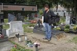 Eindhoven, 13 September 2011
De Eindhovense zanger Andy de Witt (Ad v d Hurk), die zijn DNA heeft afgestaan voor de moord op zijn dochter.
Hier bij het lege graf van zijn dochter
Foto Peter Smulders BV
