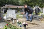 Eindhoven, 13 September 2011
De Eindhovense zanger Andy de Witt (Ad v d Hurk), die zijn DNA heeft afgestaan voor de moord op zijn dochter.
Hier bij het lege graf van zijn dochter
Foto Peter Smulders BV