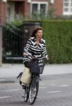 Amsterdam 30 augustus 2011
Astrid Joosten doet boodschappen op de fiets.
Peter Smulders bv