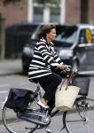 Amsterdam 30 augustus 2011
Astrid Joosten doet boodschappen op de fiets.
Peter Smulders bv