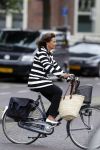 Amsterdam 30 augustus 2011
Astrid Joosten doet boodschappen op de fiets.
Peter Smulders bv