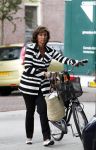 Amsterdam 30 augustus 2011
Astrid Joosten doet boodschappen op de fiets.
Peter Smulders bv