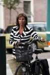Amsterdam 30 augustus 2011
Astrid Joosten doet boodschappen op de fiets.
Peter Smulders bv