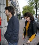 Amsterdam 25 augustus 2011
Carice v Houten en haar vriend John de Kanter gaan naar show van Hans klok in Carre. Ook Antoinette Beumer is erbij.
Peter Smulders bv