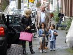 Amsterdam 5 september 2011
Hans en Connie Breukhoven brengen hun kleinkinderen Soraiya en Sammie naar het kinderdagverblijf.
Peter Smulders bv