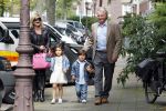 Amsterdam 5 september 2011
Hans en Connie Breukhoven brengen hun kleinkinderen Soraiya en Sammie naar het kinderdagverblijf.
Peter Smulders bv