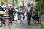 Amsterdam 5 september 2011
Hans en Connie Breukhoven brengen hun kleinkinderen Soraiya en Sammie naar het kinderdagverblijf.
Peter Smulders bv