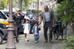 Amsterdam 5 september 2011
Hans en Connie Breukhoven brengen hun kleinkinderen Soraiya en Sammie naar het kinderdagverblijf.
Peter Smulders bv