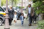 Amsterdam 5 september 2011
Hans en Connie Breukhoven brengen hun kleinkinderen Soraiya en Sammie naar het kinderdagverblijf.
Peter Smulders bv