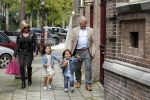 Amsterdam 5 september 2011
Hans en Connie Breukhoven brengen hun kleinkinderen Soraiya en Sammie naar het kinderdagverblijf.
Peter Smulders bv