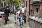 Amsterdam 5 september 2011
Hans en Connie Breukhoven brengen hun kleinkinderen Soraiya en Sammie naar het kinderdagverblijf.
Peter Smulders bv