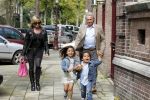 Amsterdam 5 september 2011
Hans en Connie Breukhoven brengen hun kleinkinderen Soraiya en Sammie naar het kinderdagverblijf.
Peter Smulders bv