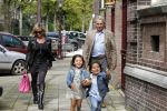 Amsterdam 5 september 2011
Hans en Connie Breukhoven brengen hun kleinkinderen Soraiya en Sammie naar het kinderdagverblijf.
Peter Smulders bv