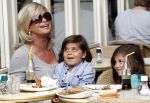 Amsterdam 17 augustus 2011
Connie Breukhoven met kleinkinderen op terras.
Peter Smulders bv