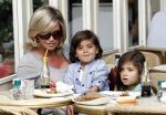 Amsterdam 17 augustus 2011
Connie Breukhoven met kleinkinderen op terras.
Peter Smulders bv
