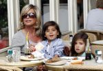 Amsterdam 17 augustus 2011
Connie Breukhoven met kleinkinderen op terras.
Peter Smulders bv