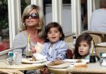Amsterdam 17 augustus 2011
Connie Breukhoven met kleinkinderen op terras.
Peter Smulders bv