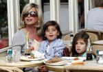 Amsterdam 17 augustus 2011
Connie Breukhoven met kleinkinderen op terras.
Peter Smulders bv