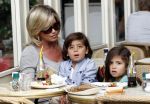 Amsterdam 17 augustus 2011
Connie Breukhoven met kleinkinderen op terras.
Peter Smulders bv